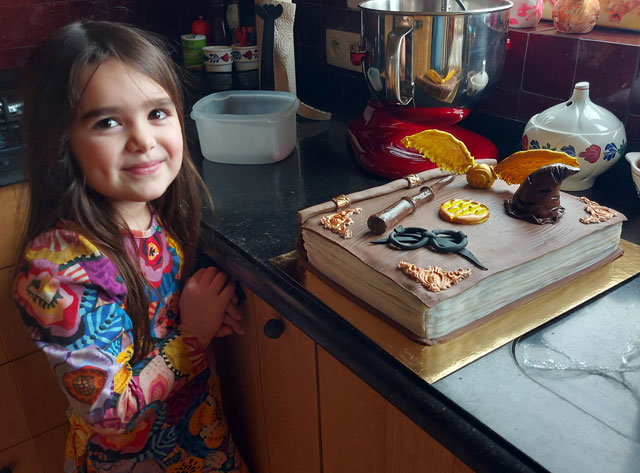 Verjaardagstaart met 2 vullingen. Leer werken met fondant