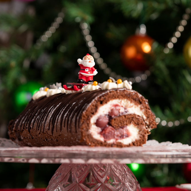 Bouches van rolbiscuit met lemoncurd en merigue en een Zwartswalderkirch rolle, afgewerkt met kertdecoratie en chocolade