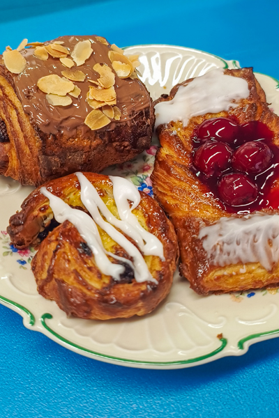 Koffiekoeken van gerezen bladerdeeg